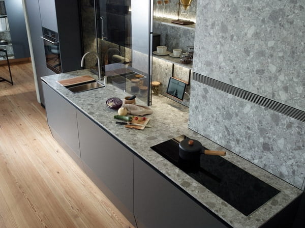 Kitchens with natural stone: texture and beauty