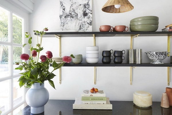 Living trend 2022: ideas on how to design open kitchen shelves