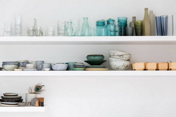 Living trend 2022: ideas on how to design open kitchen shelves