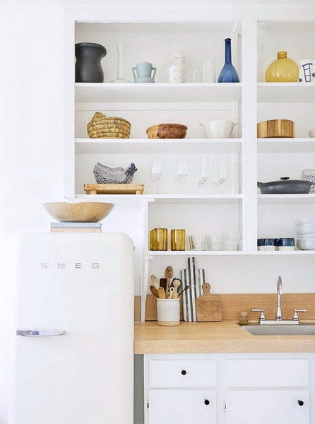Living trend 2022: ideas on how to design open kitchen shelves