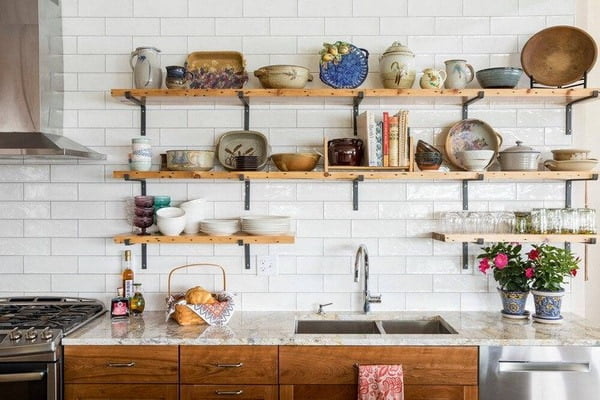 Living trend 2022: ideas on how to design open kitchen shelves